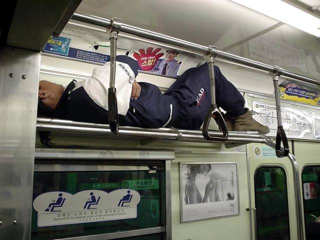 電車のこんな場所で寝る人 おもしろ画像 おもしろ画像集